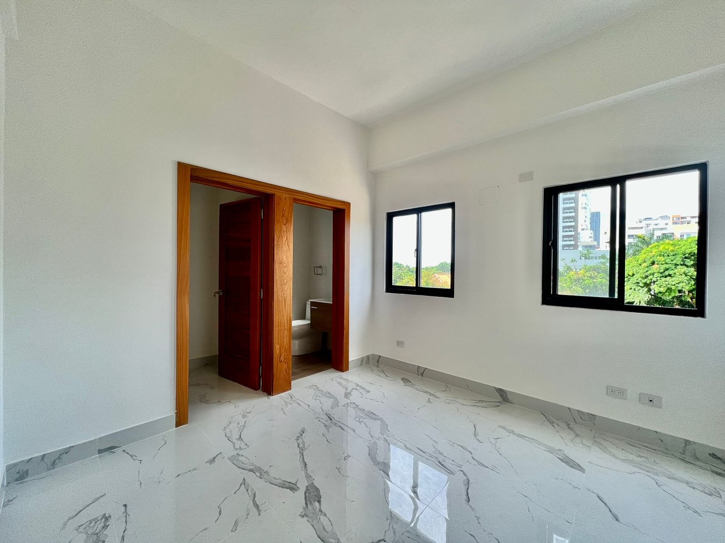 apartamentos - Segundo piso con terraza, Los Cacicazgos, Distrito Nacional (Gerson) 5