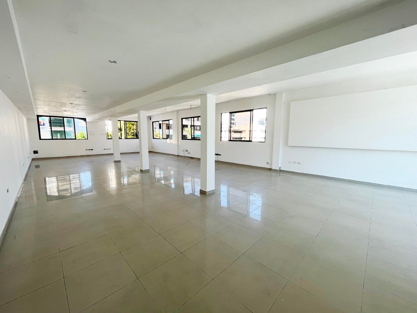 oficinas y locales comerciales - Local Comercial Alquiler en Piantini 4