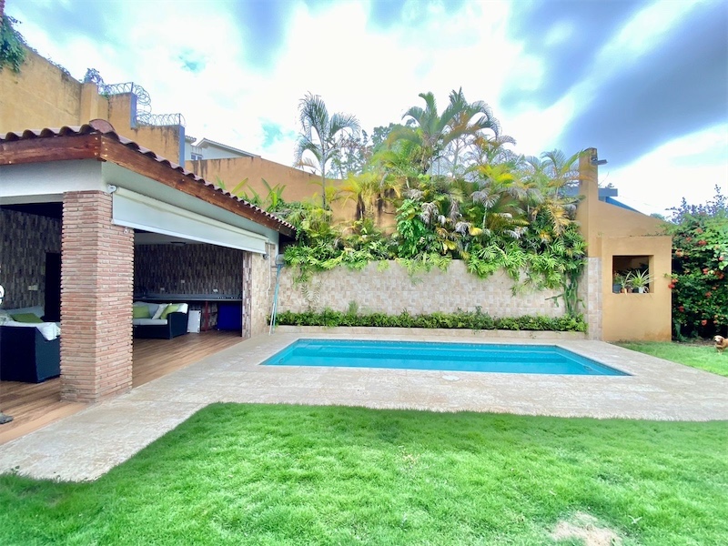 casas - Venta de casa con piscina Arroyo Hondo 670mts Distrito Nacional