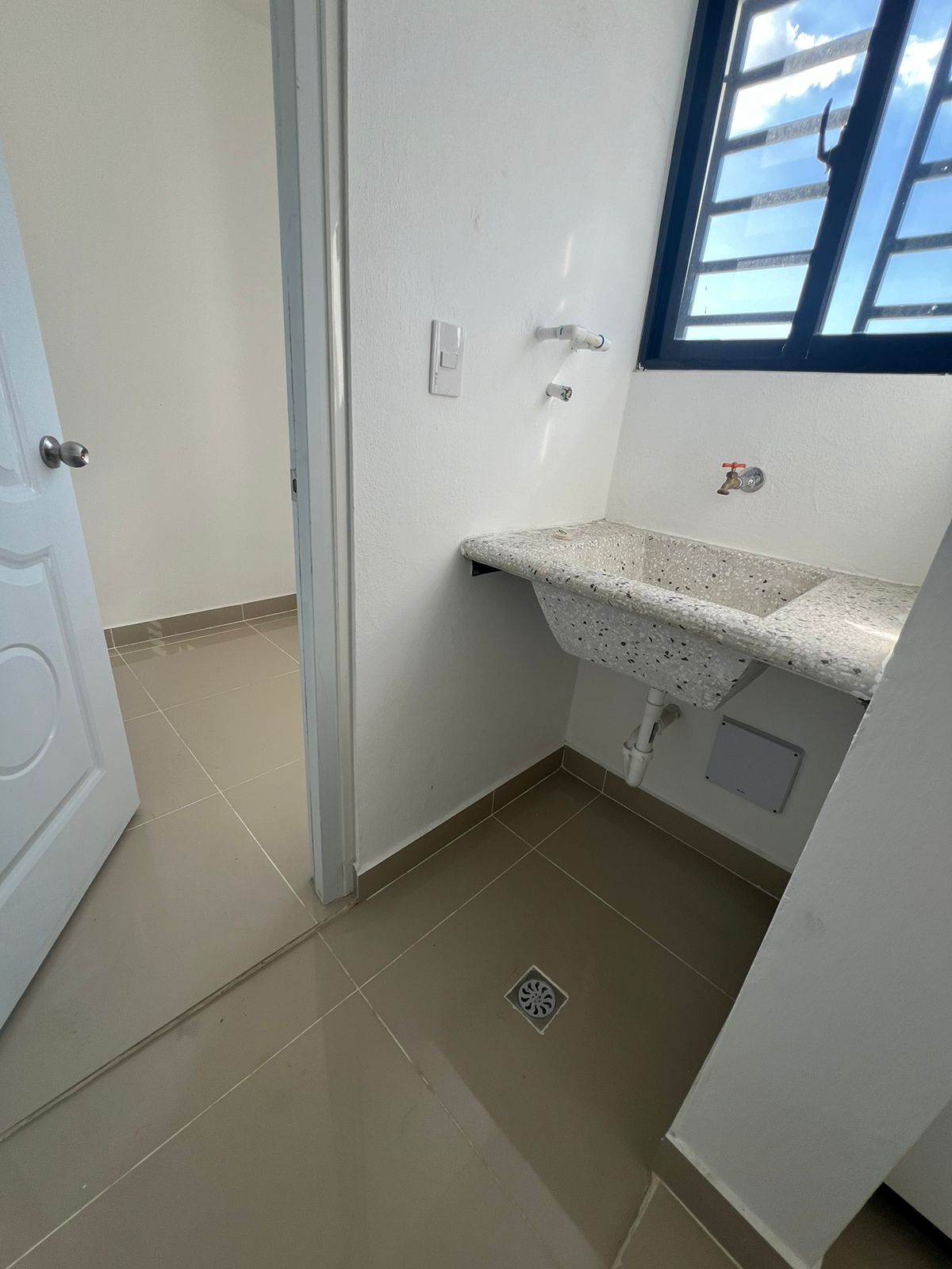 apartamentos - Apartamento con Balcón y cuarto de servicio +3 HAB/2BÑ ubicado en Las Américas 7