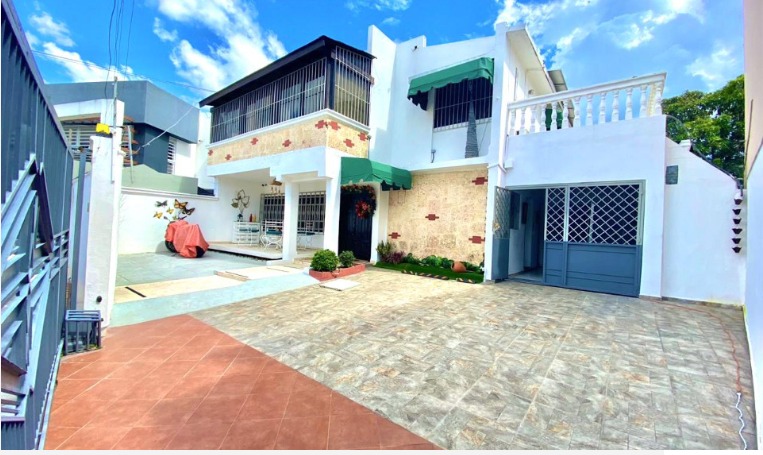 casas - Venta de casa en las praderas de 348mts Distrito Nacional Santo Domingo