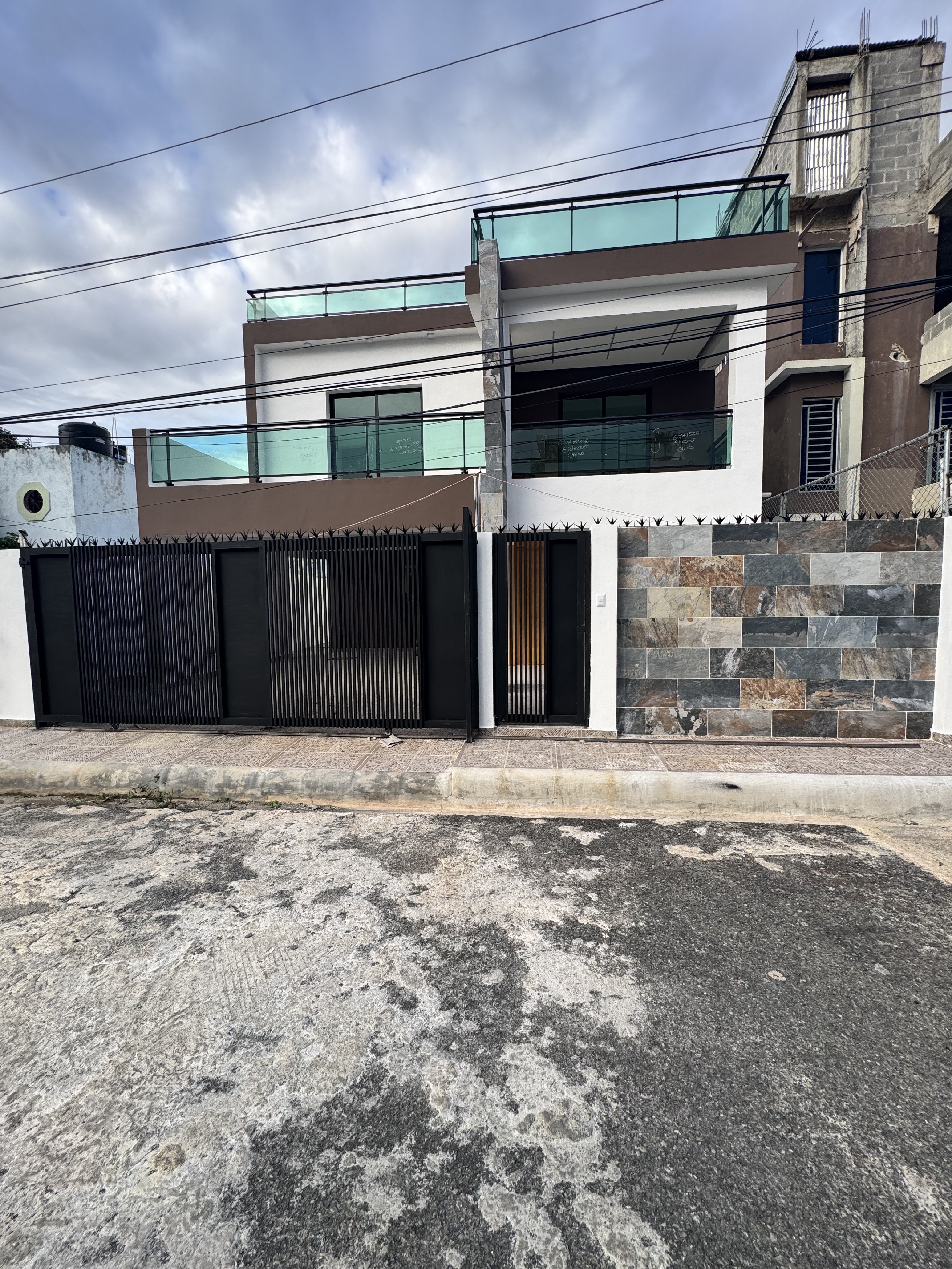 casas - venta de casa con 4 habitaciones en autopista de san isidro Santo Domingo este  6
