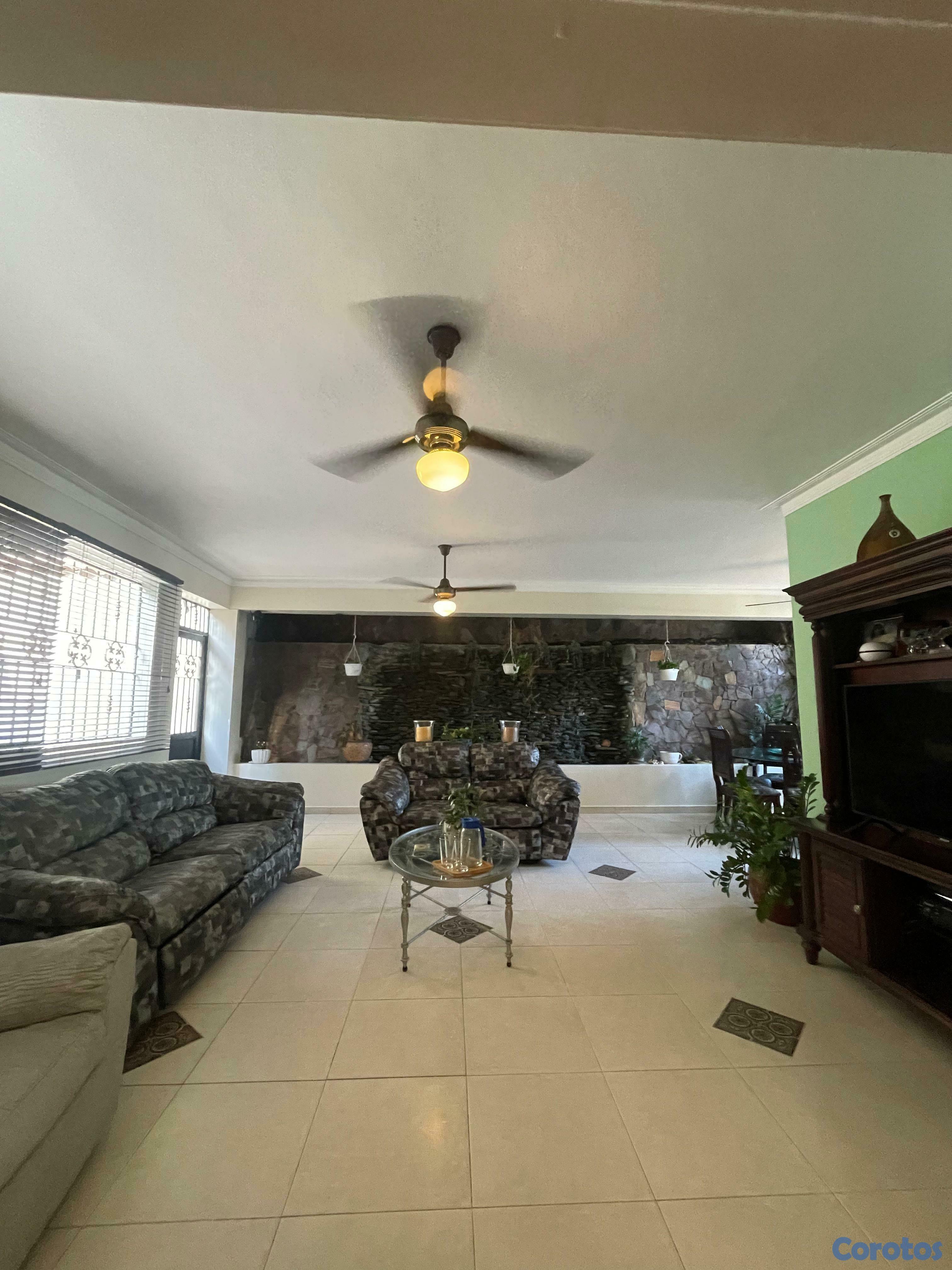 casas -  vendo  casa de 3 niveles en Arroyo Hondo III.D.N. 3