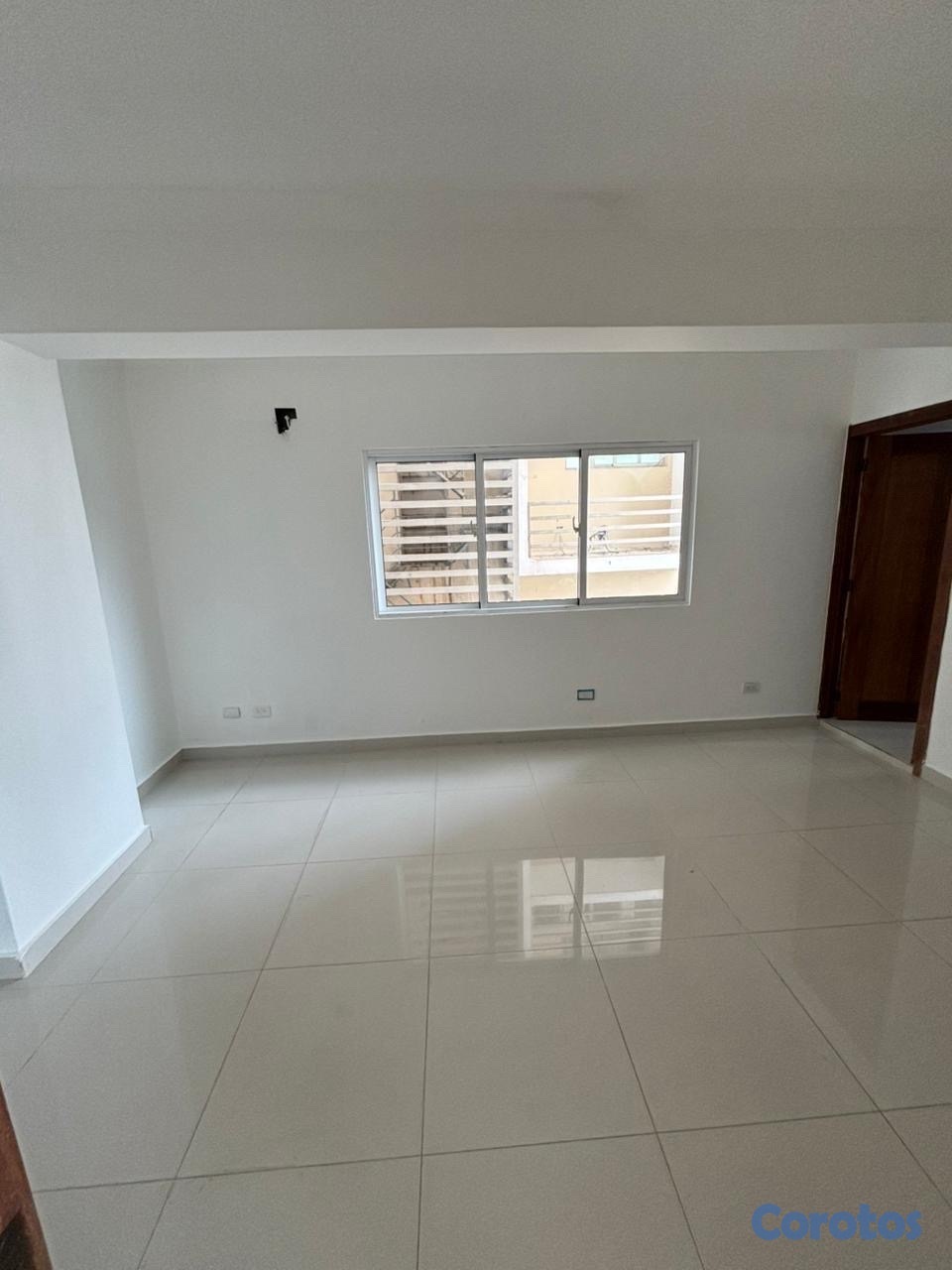 apartamentos - alquiló Evaristo Morales una hab 1.5 baños parqueo ascensor planta full gas com 8
