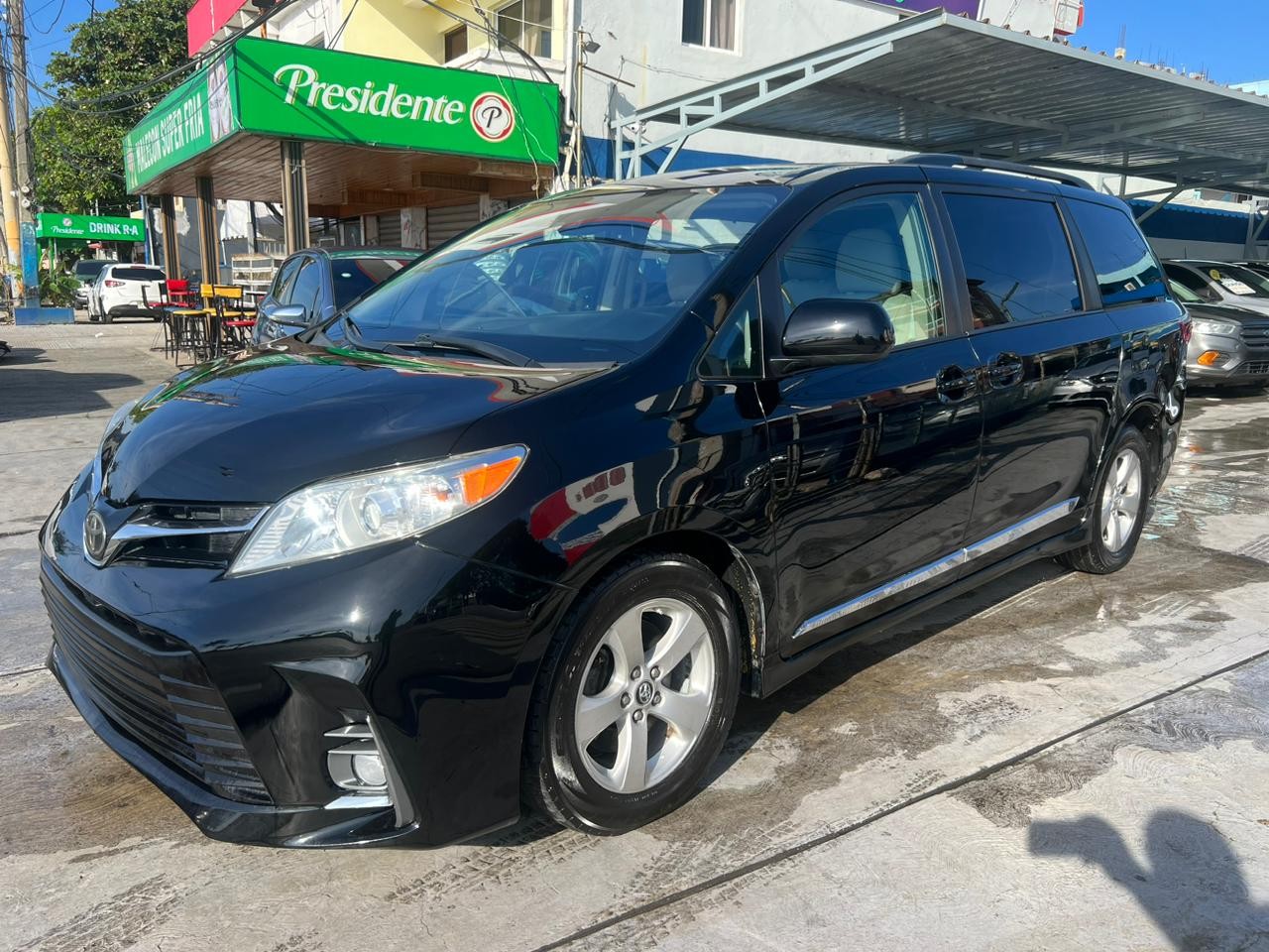 jeepetas y camionetas - Toyota Sienna LE 2018