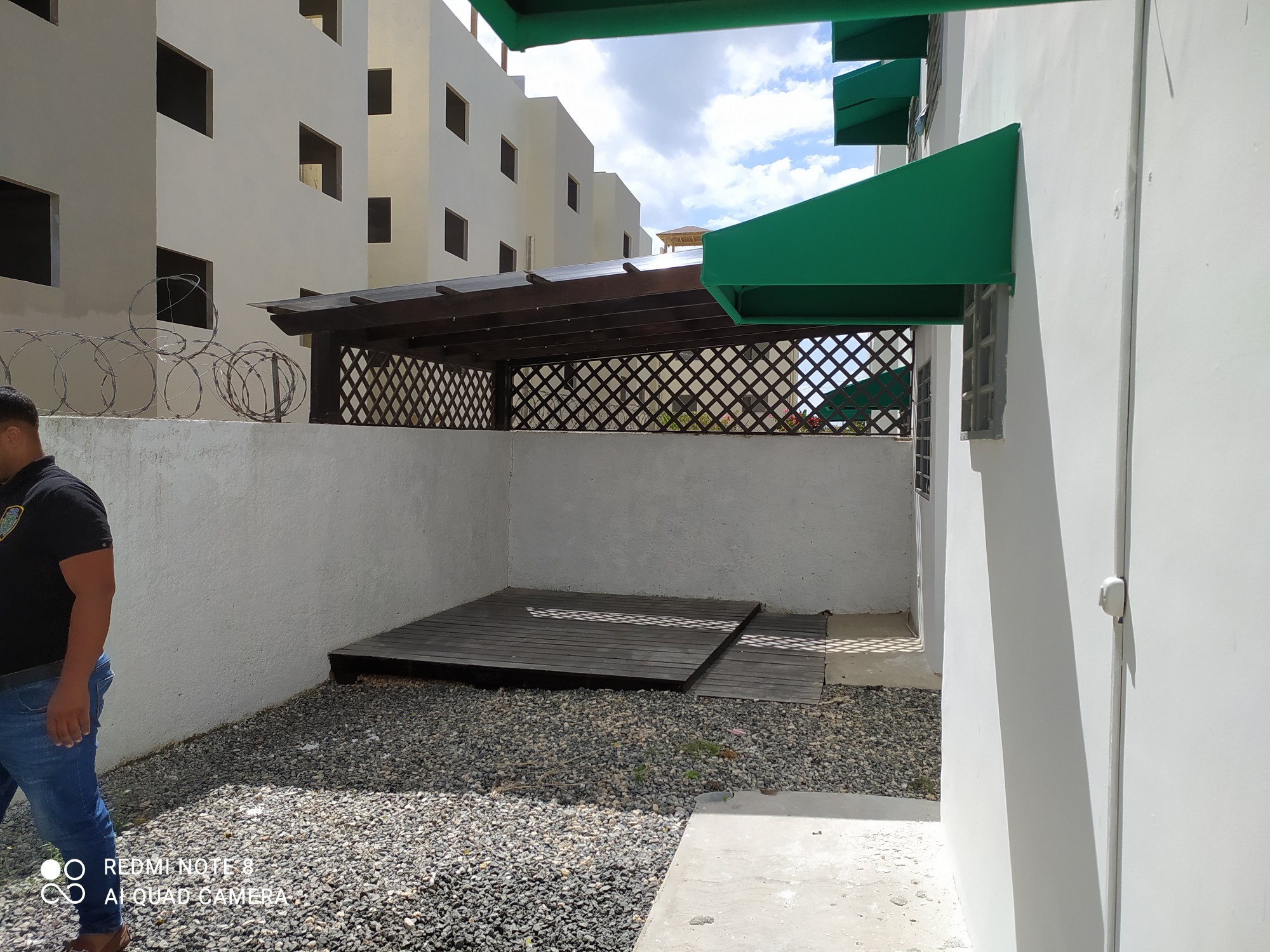 apartamentos - 1er nivel con patio y jazcusi en Autopista San Isidro