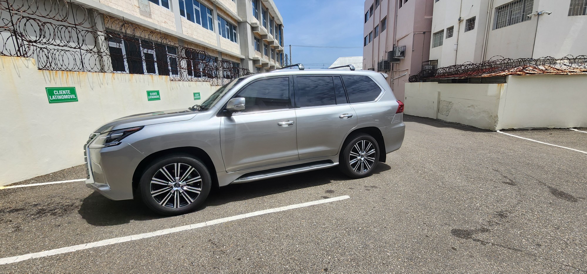 jeepetas y camionetas - Lexus lx570 2020 4