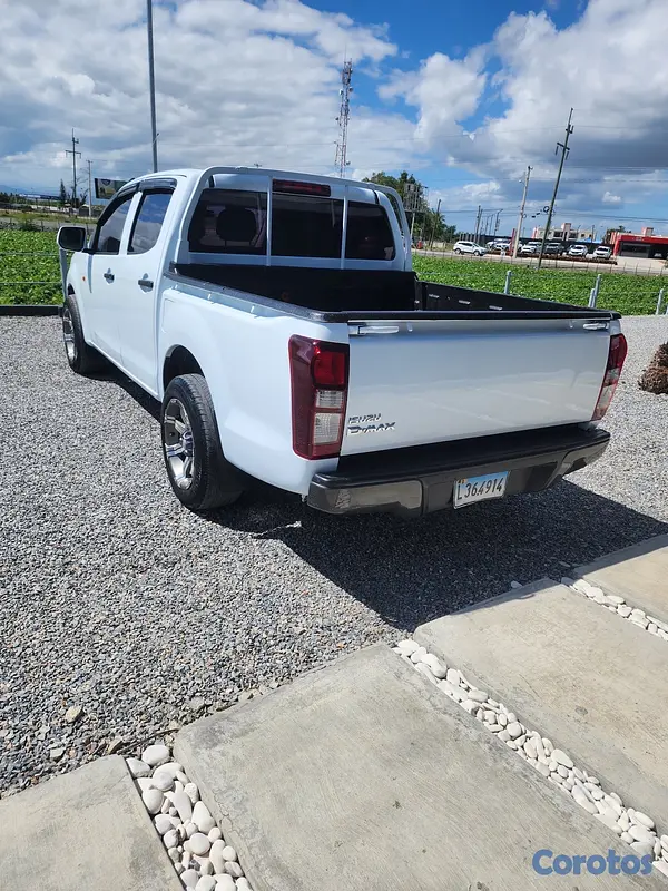 carros - 2017 Isuzu DMAX bajita 💎 6