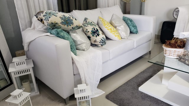 muebles y colchones - Hermoso Sofá blanco de vinyl de 3 plazas 76x32 pulgadas