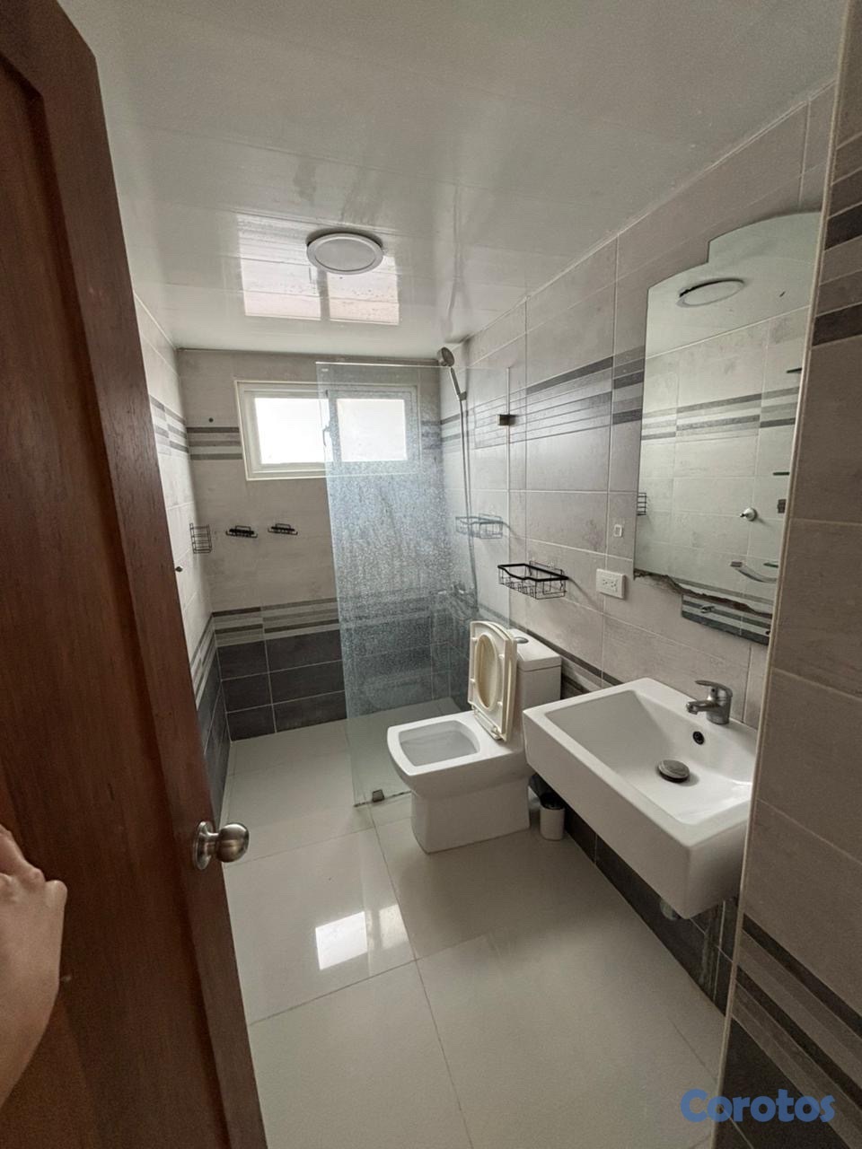 apartamentos - alquiló Evaristo Morales una hab 1.5 baños parqueo ascensor planta full gas com 9