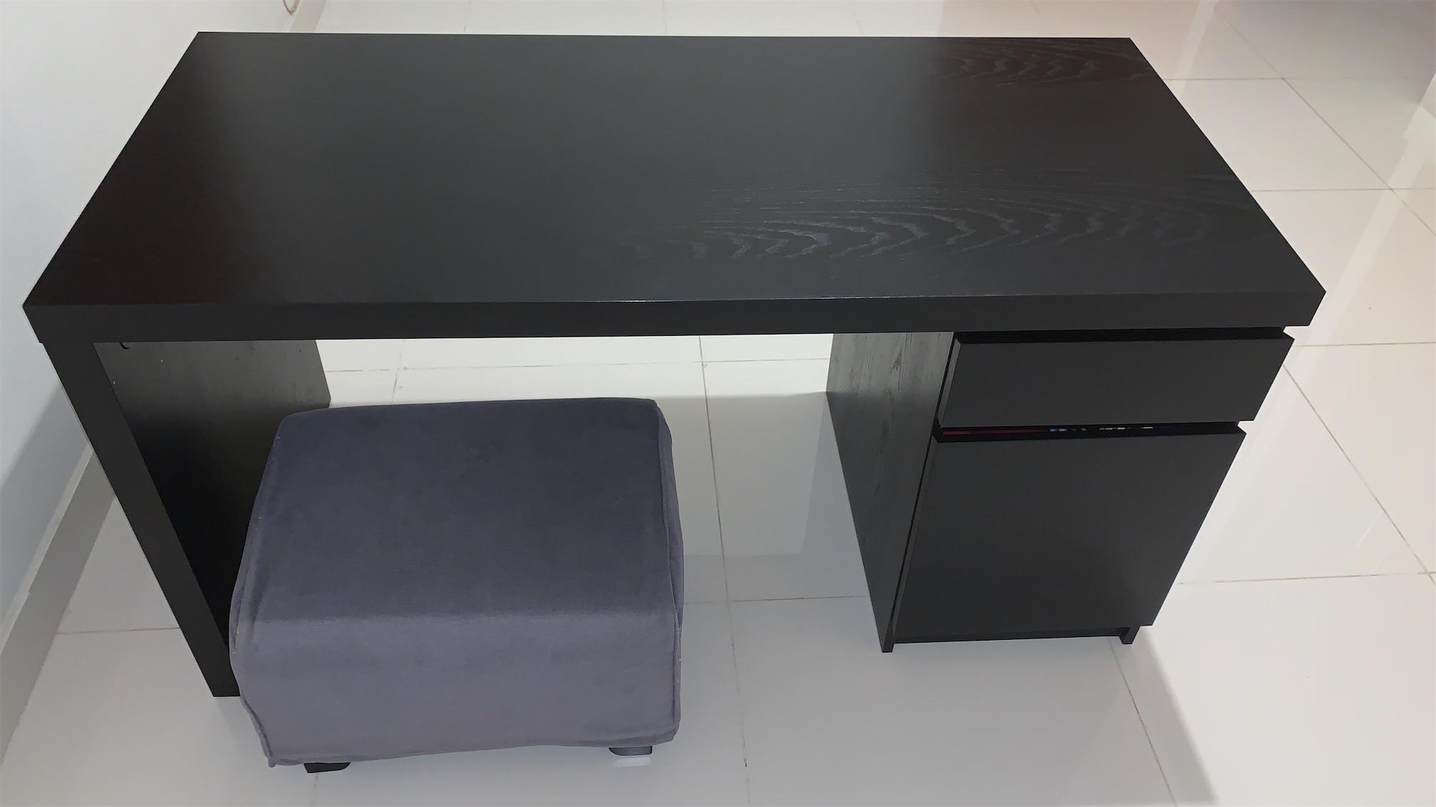muebles y colchones - Escritorio de IKEA con reposapiés, como NUEVO - ***VER DESCRIPCIÓN***