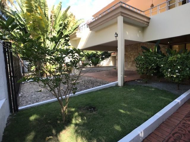 casas - Casa en alquiler o venta con hermoso patio y piscina, en Los Cacicazgos 2
