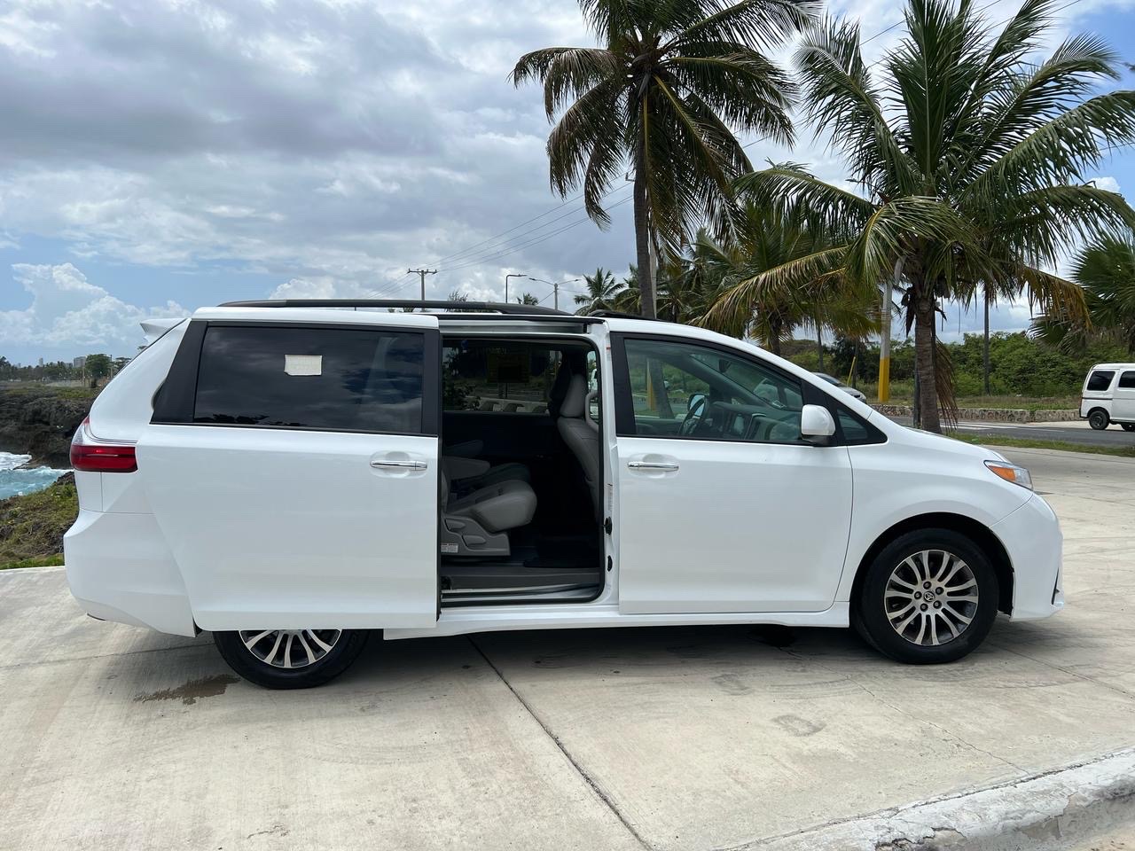 jeepetas y camionetas - TOYOTA SIENNA XLE 2020 FULL SUNROOF, PUSH BOTTON! COMPUERTA ELÉCTRICA & MÁS! 6