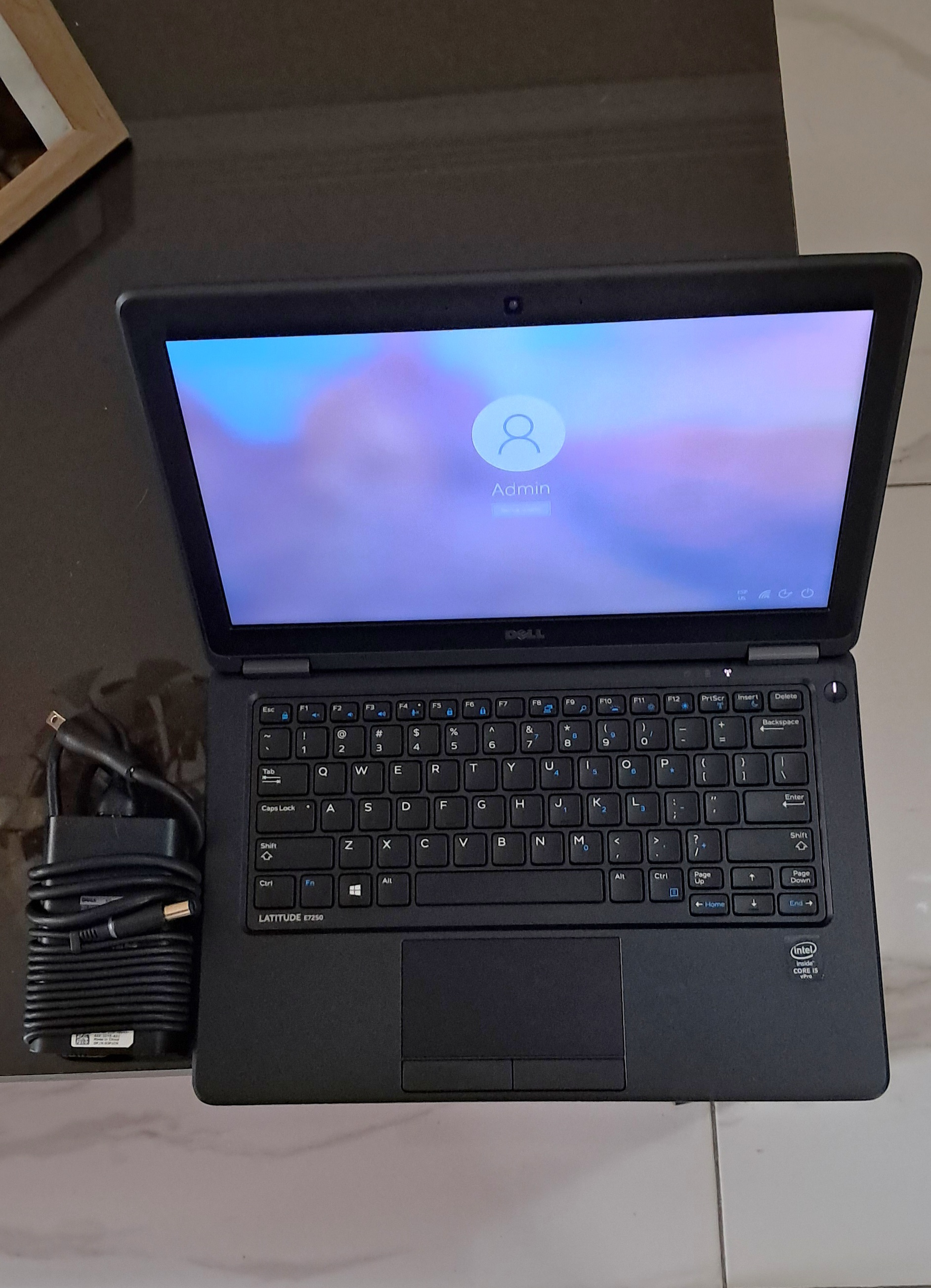 computadoras y laptops - Laptop Dell 7250 i5 8GB 250GB Disco Msata SSD 2