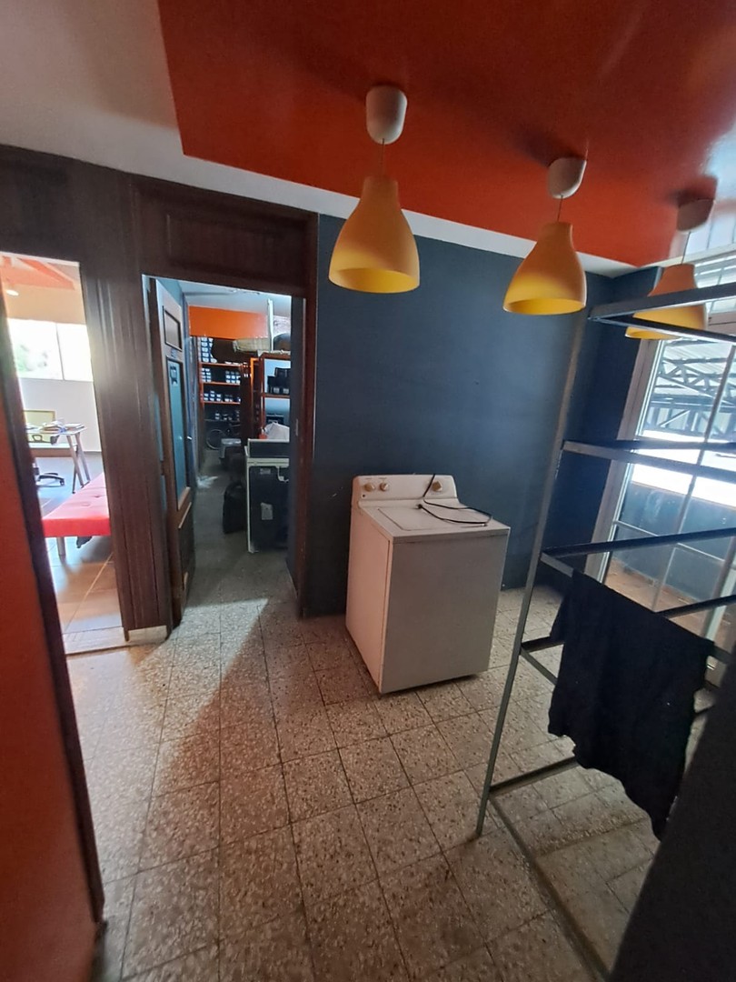 oficinas y locales comerciales - Alquilo local 90 mts 2do piso av Charles summer para oficina 3
