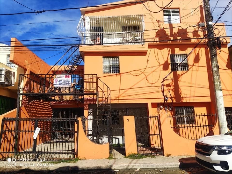 casas - ¡Oportunidad de Inversión: Propiedad de Múltiples Niveles en Santo Domingo Norte