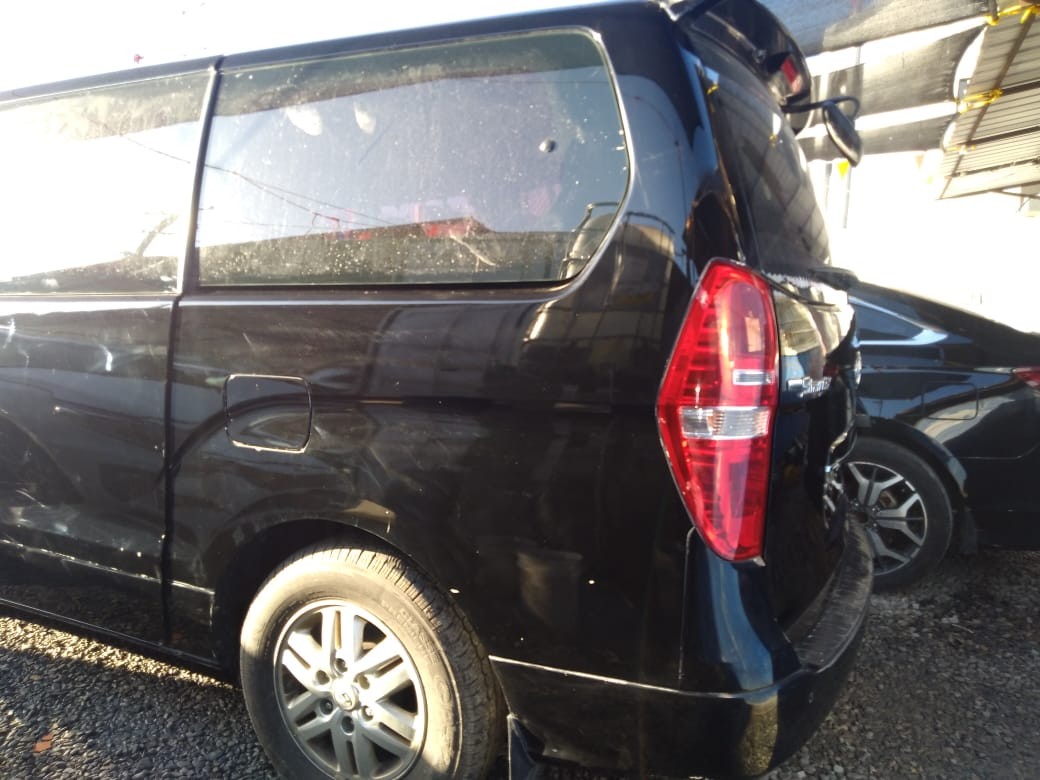 jeepetas y camionetas - HYUNDAI GRAND STAREX 2017 NEGRA 4