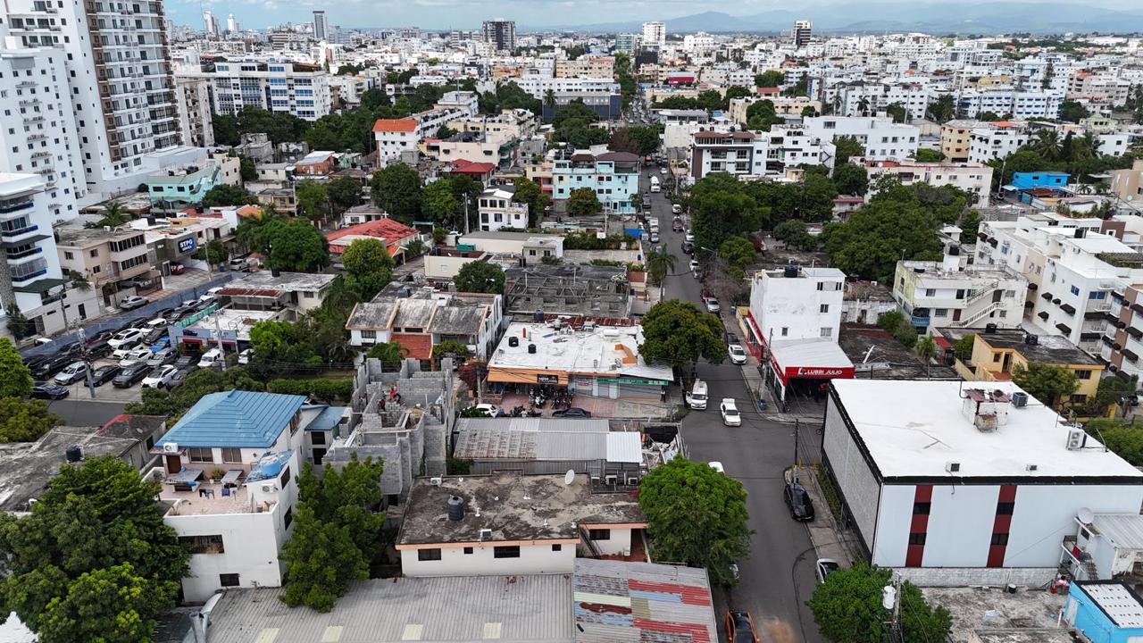 casas - Ensanche Quisqueya Venta de casa de 2 niveles, ubi 4