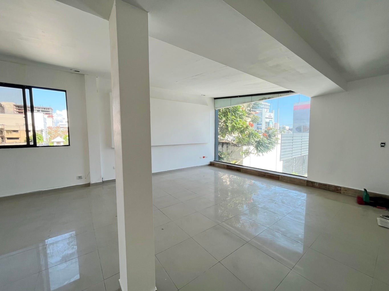 oficinas y locales comerciales - Local Comercial Alquiler en Piantini 8