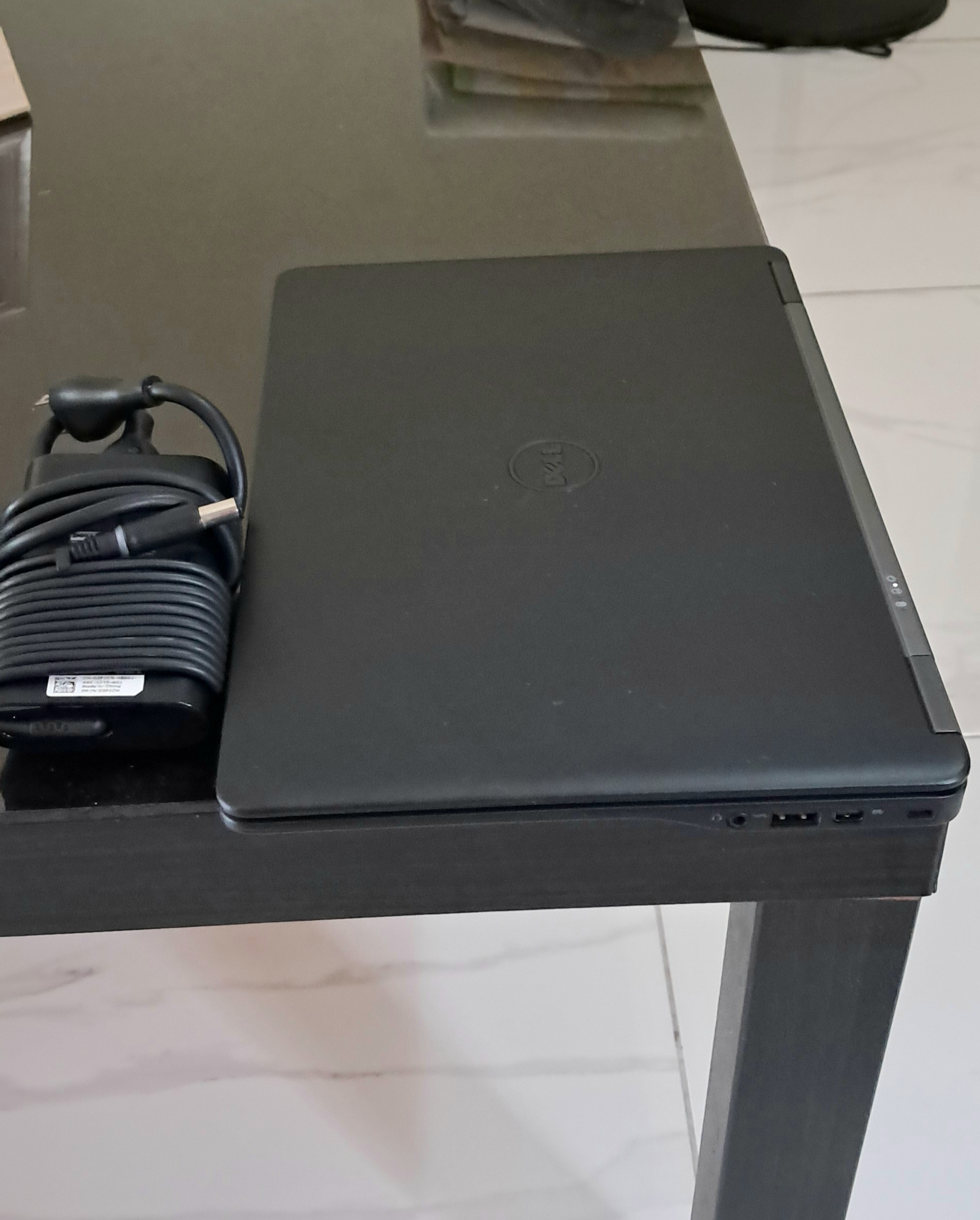 computadoras y laptops - Laptop Dell 7250 i5 8GB 250GB Disco Msata SSD 3