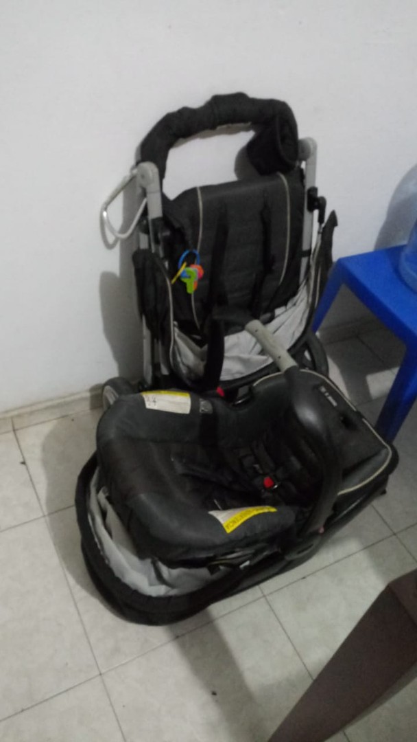 coches y sillas - Vendo Coche y Cargador de bebé Marca GRACO. 