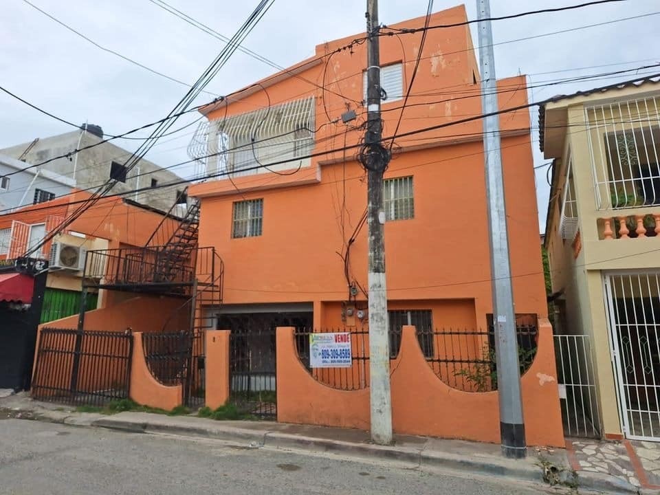 casas - ¡Oportunidad de Inversión: Propiedad de Múltiples Niveles en Santo Domingo Norte 1