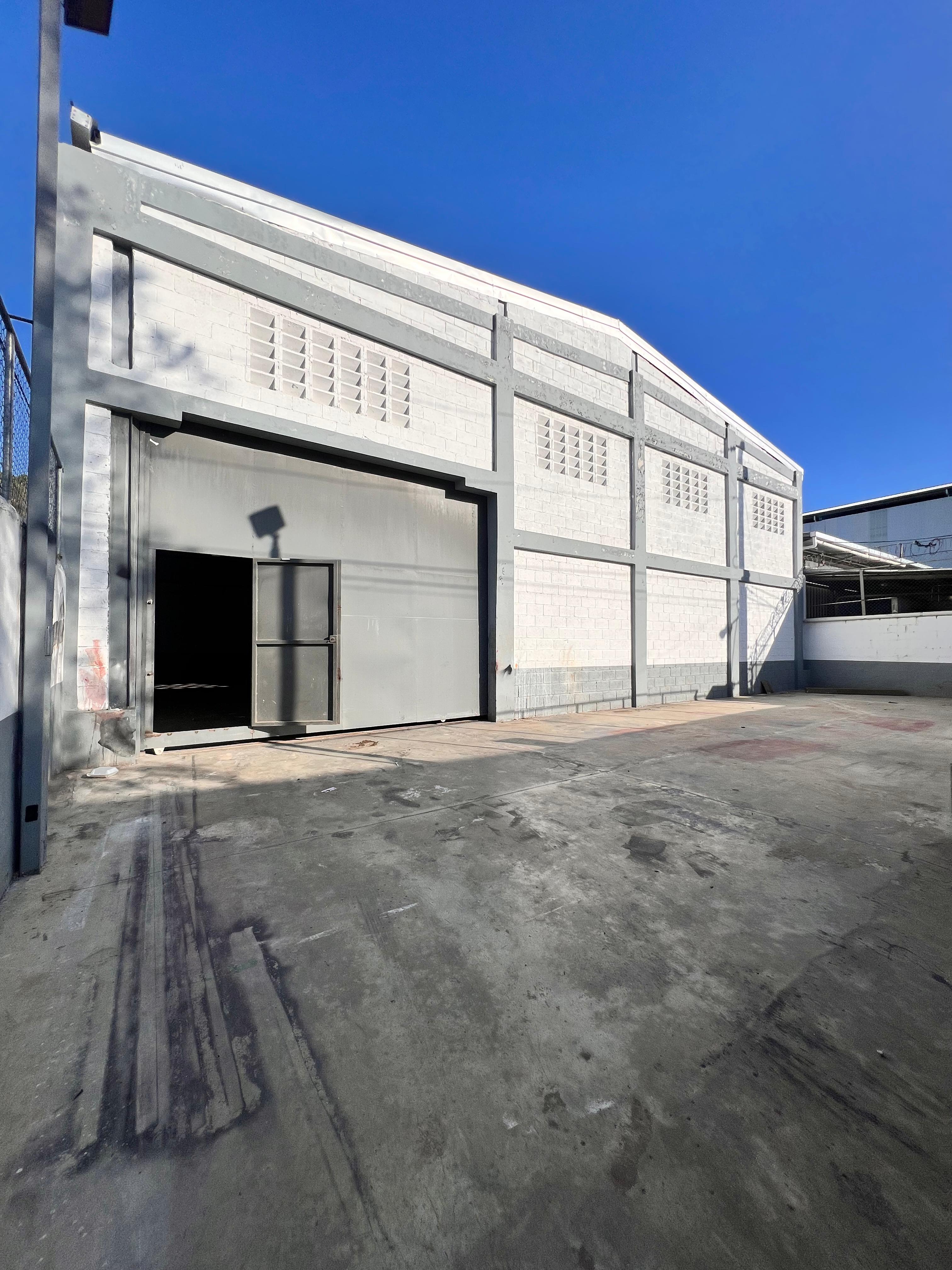 oficinas y locales comerciales - Rento Nave comercial 380 metros Distrito Nacional  2