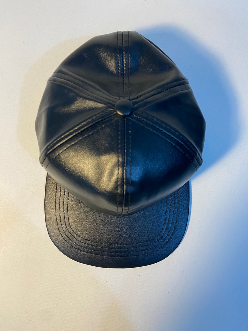 ropa para hombre - Gorra Snapback material leather sintético ajustable.  0