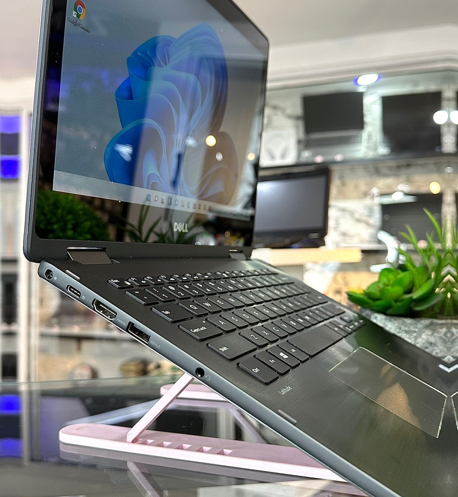 computadoras y laptops - Dell latitude 3370 i5 6ta 256ssd 8Ram Touch  4