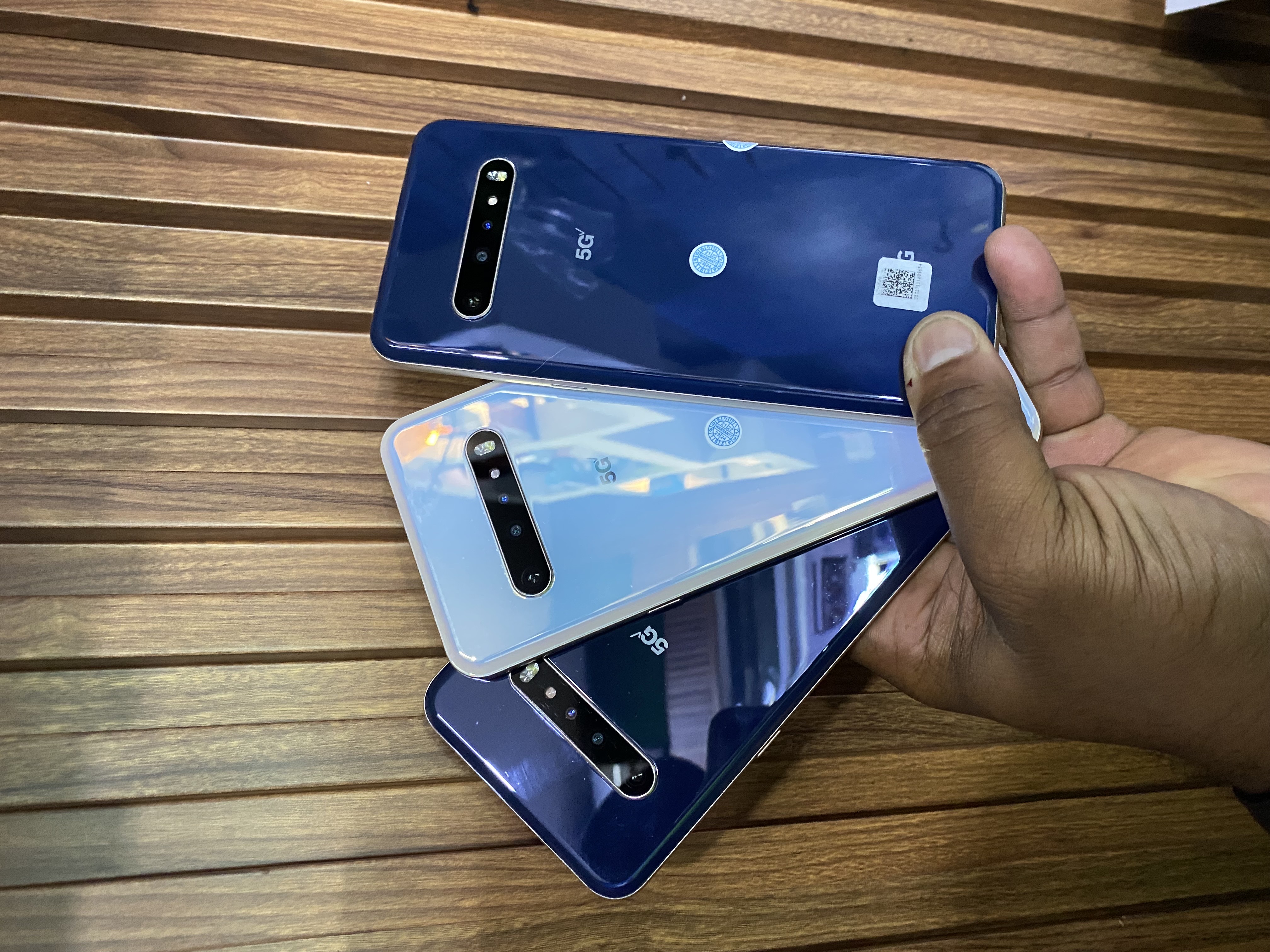 celulares y tabletas - LG v60  2