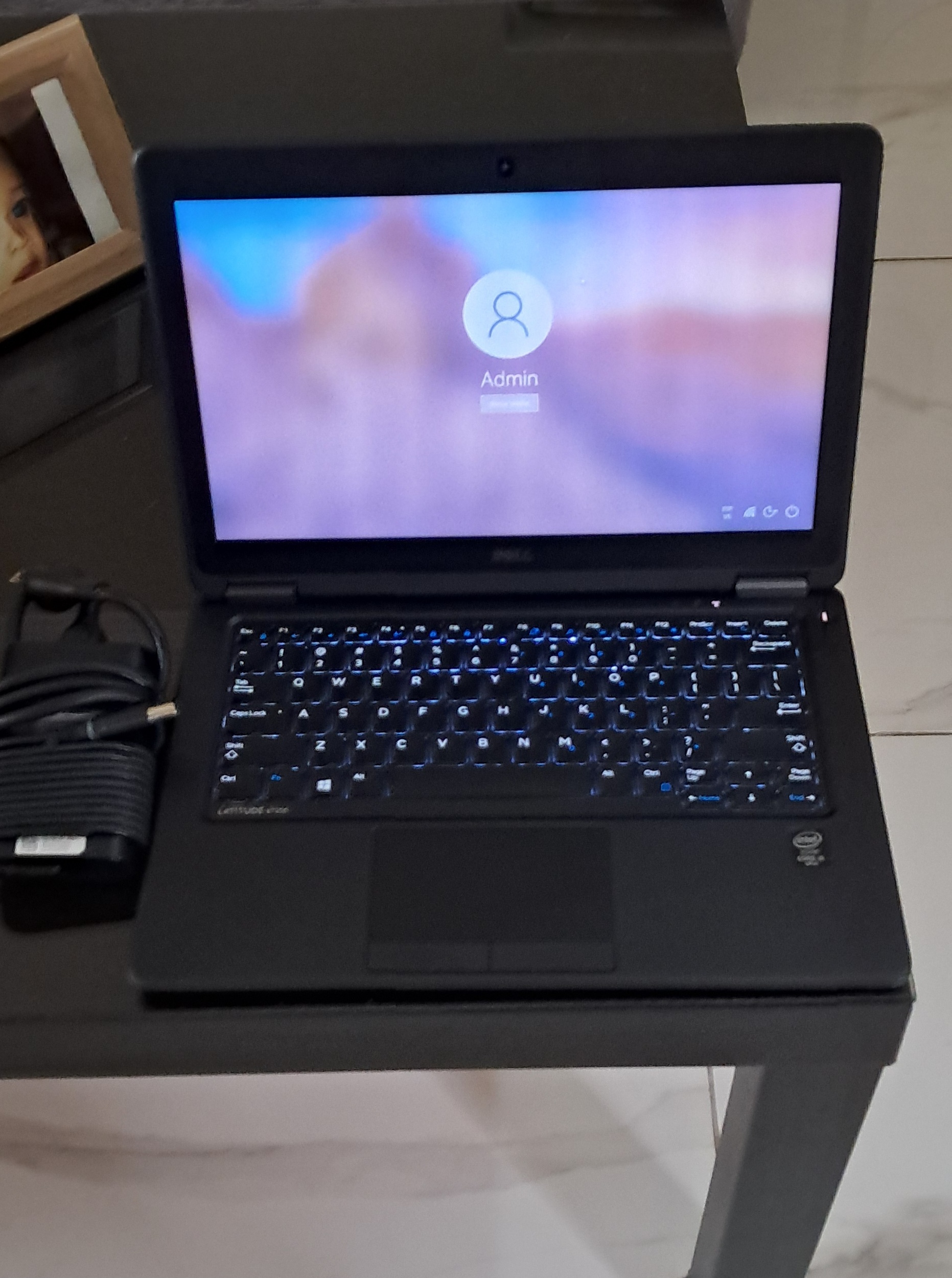 computadoras y laptops - Laptop Dell 7250 i5 8GB 250GB Disco Msata SSD 4