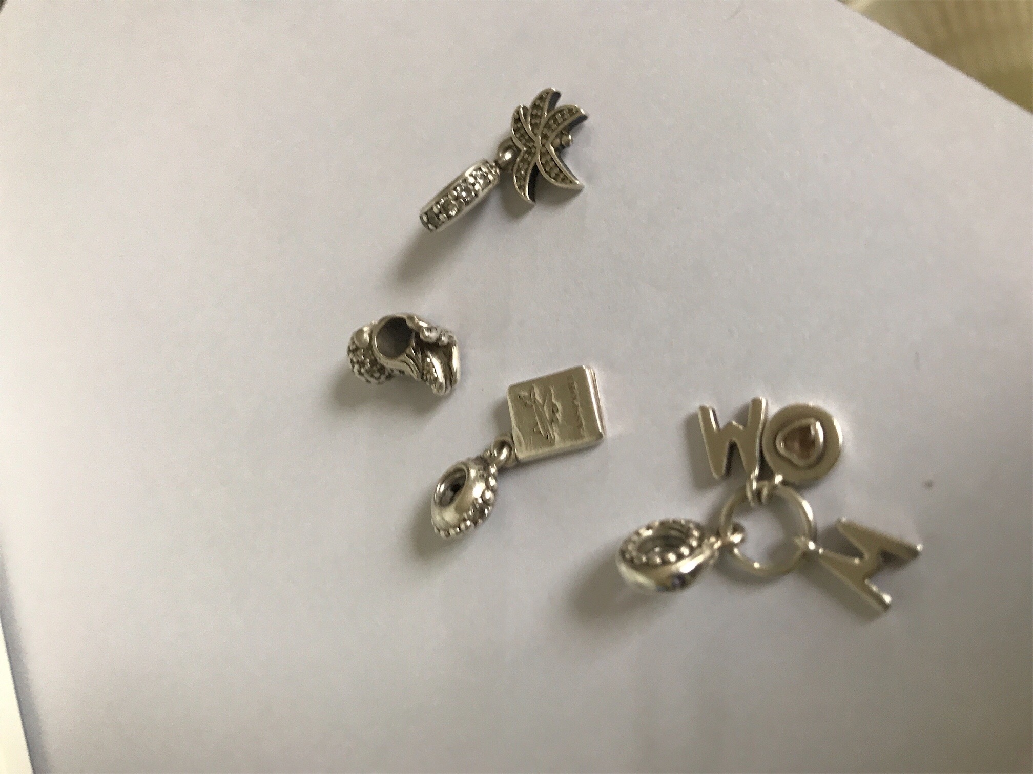 joyas, relojes y accesorios - pulsera Pandora con 4 charms