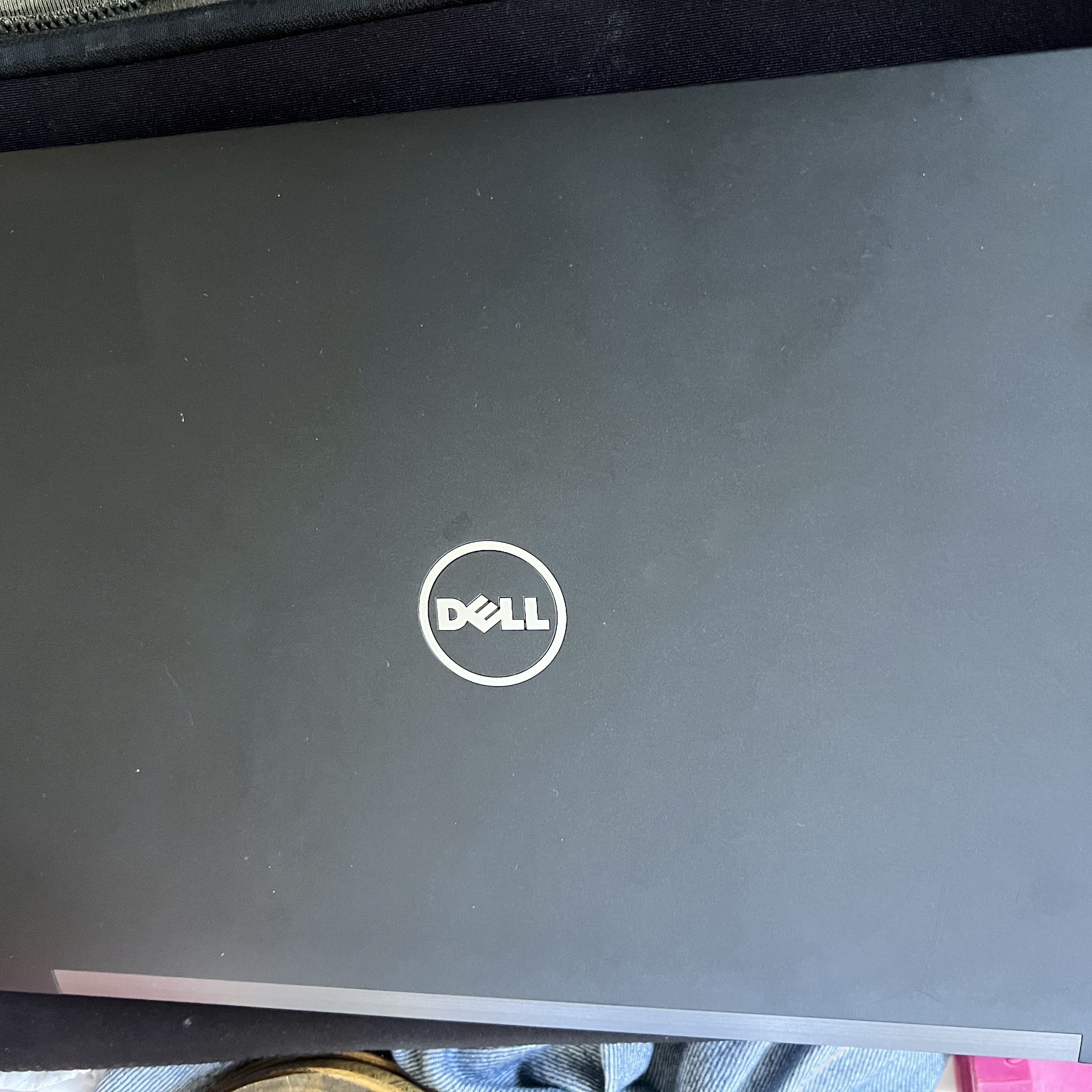 computadoras y laptops - Computadora Dell usada como nueva, con su cargador y sobre de computadora 