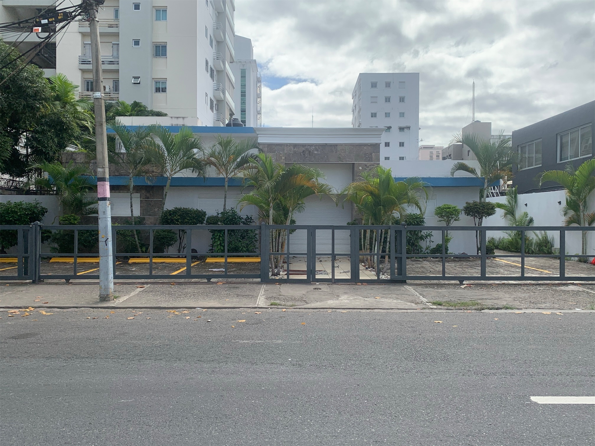 oficinas y locales comerciales - Amplio local en Naco 9