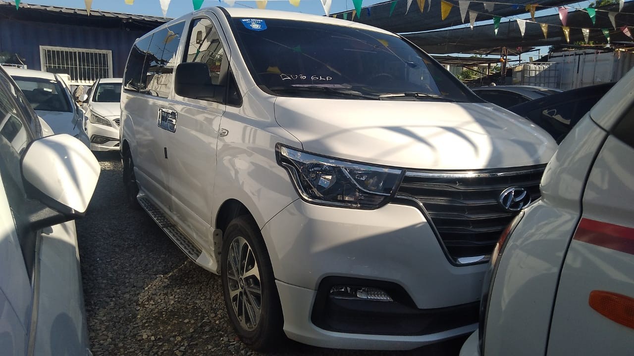 jeepetas y camionetas - HYUNDAI GRAND STAREX 2020 BLANCA