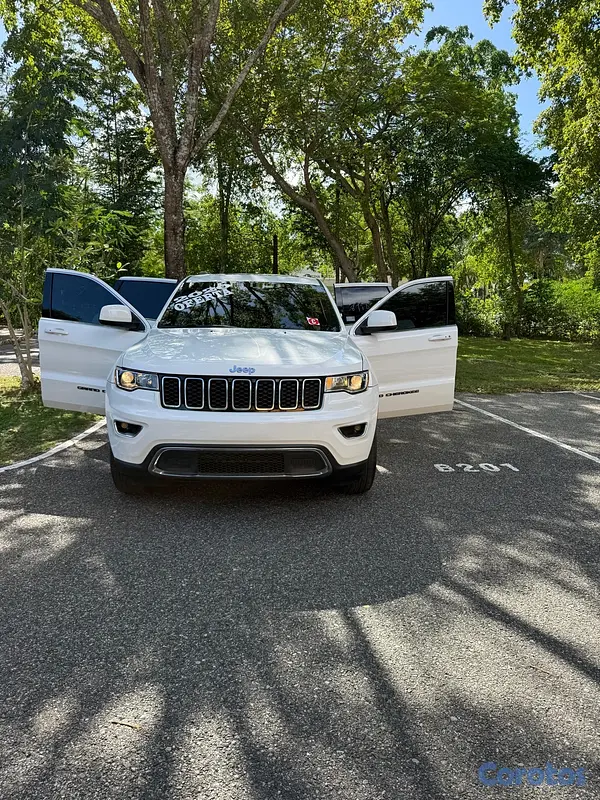 jeepetas y camionetas - Jeep grand Cherokee Laredo 2020 negociable  4
