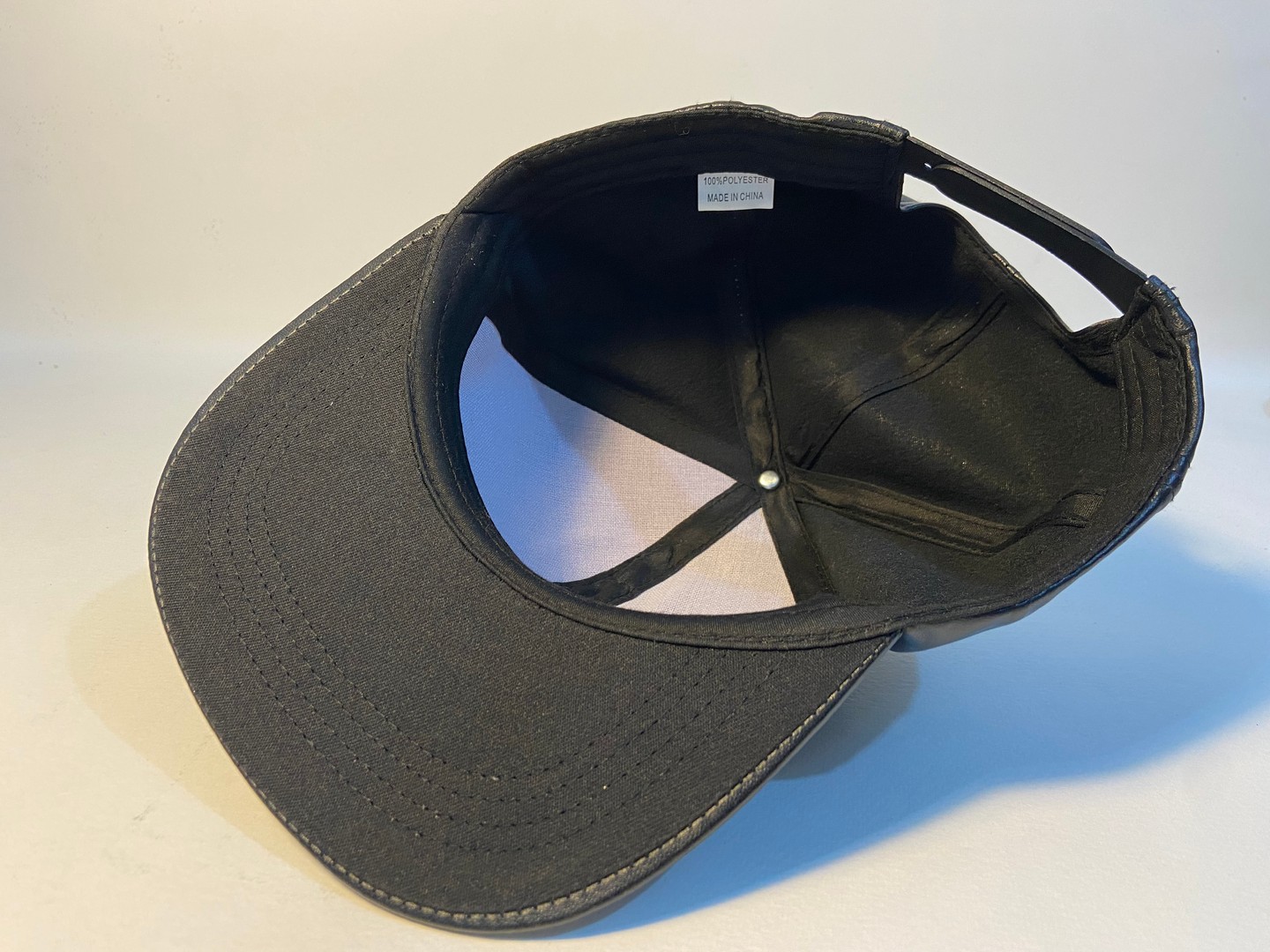 ropa para hombre - Gorra Snapback material leather sintético ajustable.  4