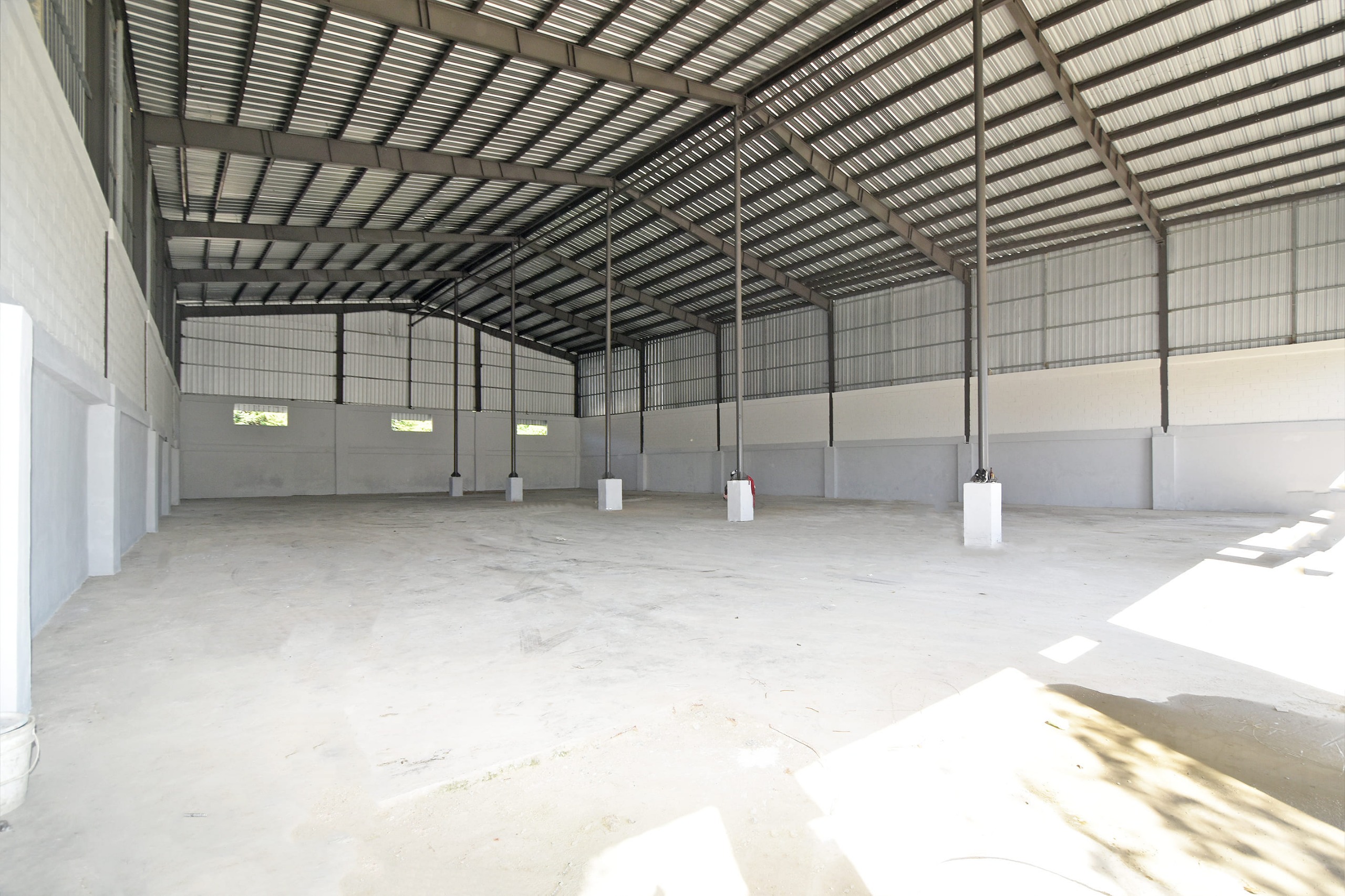 oficinas y locales comerciales - Alquilo Nave 1,000 Mts Nueva por la 6 de Noviembre