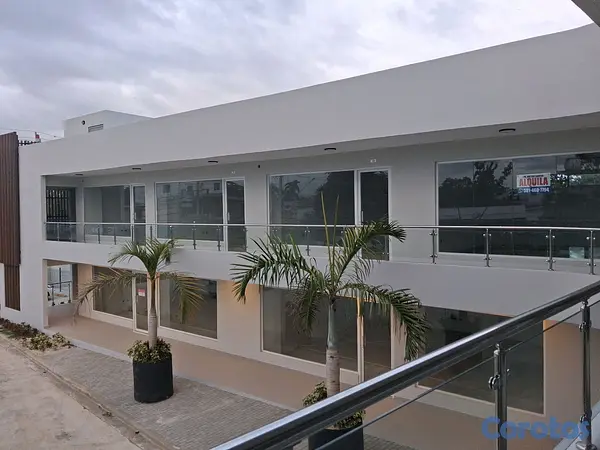 oficinas y locales comerciales - Rento local en comercial nuevo,  en plaza 3