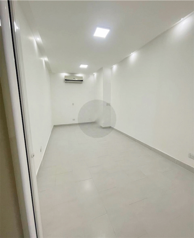 oficinas y locales comerciales - Amplio local en zona céntrica y comercial 5