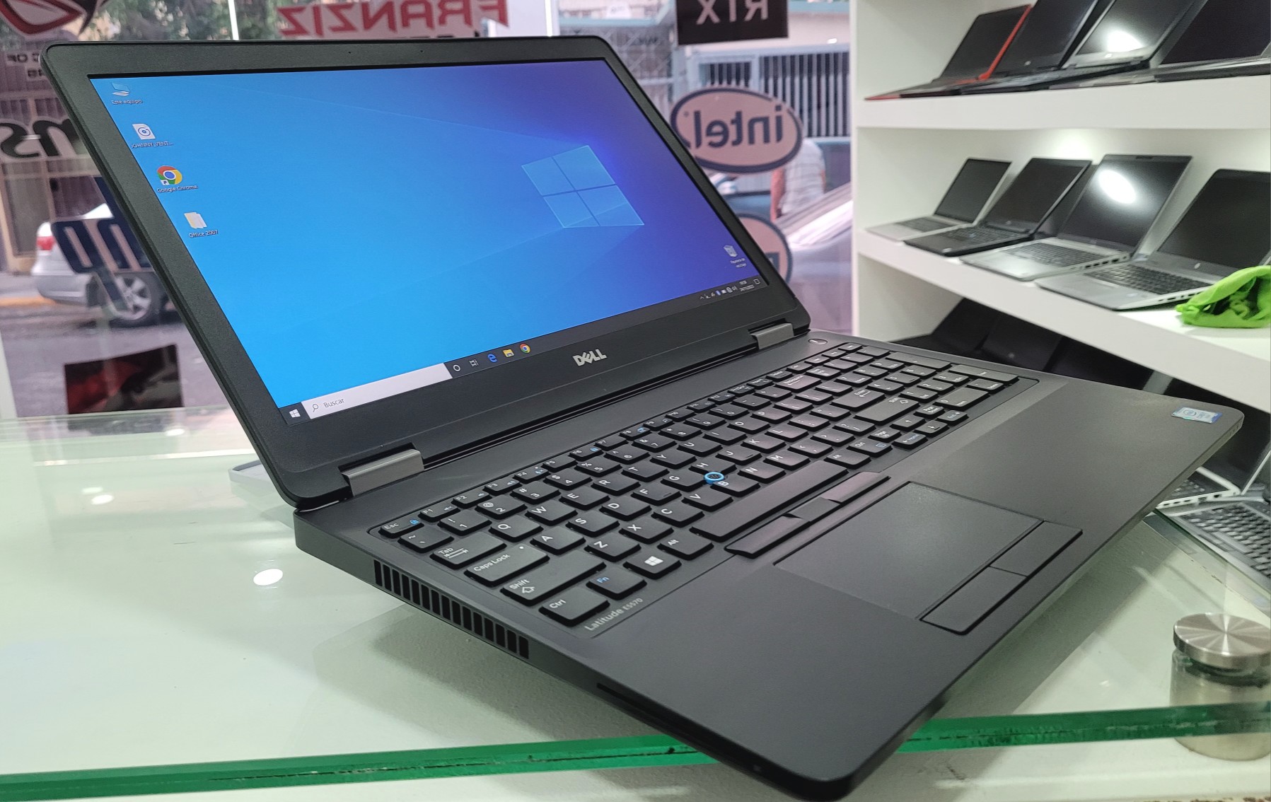 computadoras y laptops - Dell 5570 17 Pulg Core i7 6th Gen Ram 16gb ddr4 Disco SSD 512GB SSD ATY RADEON 