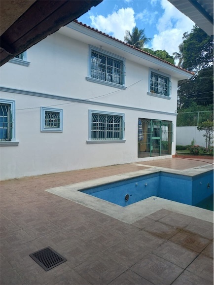 casas - Hermosa casa de dos niveles con piscina 9