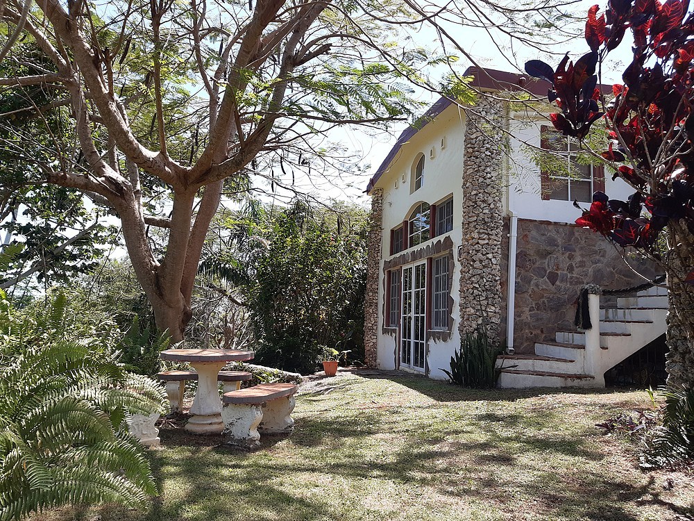 casas vacacionales y villas - Casa de tres habitaciones en Cabrera, sector Catalina - excelente oportunidad
