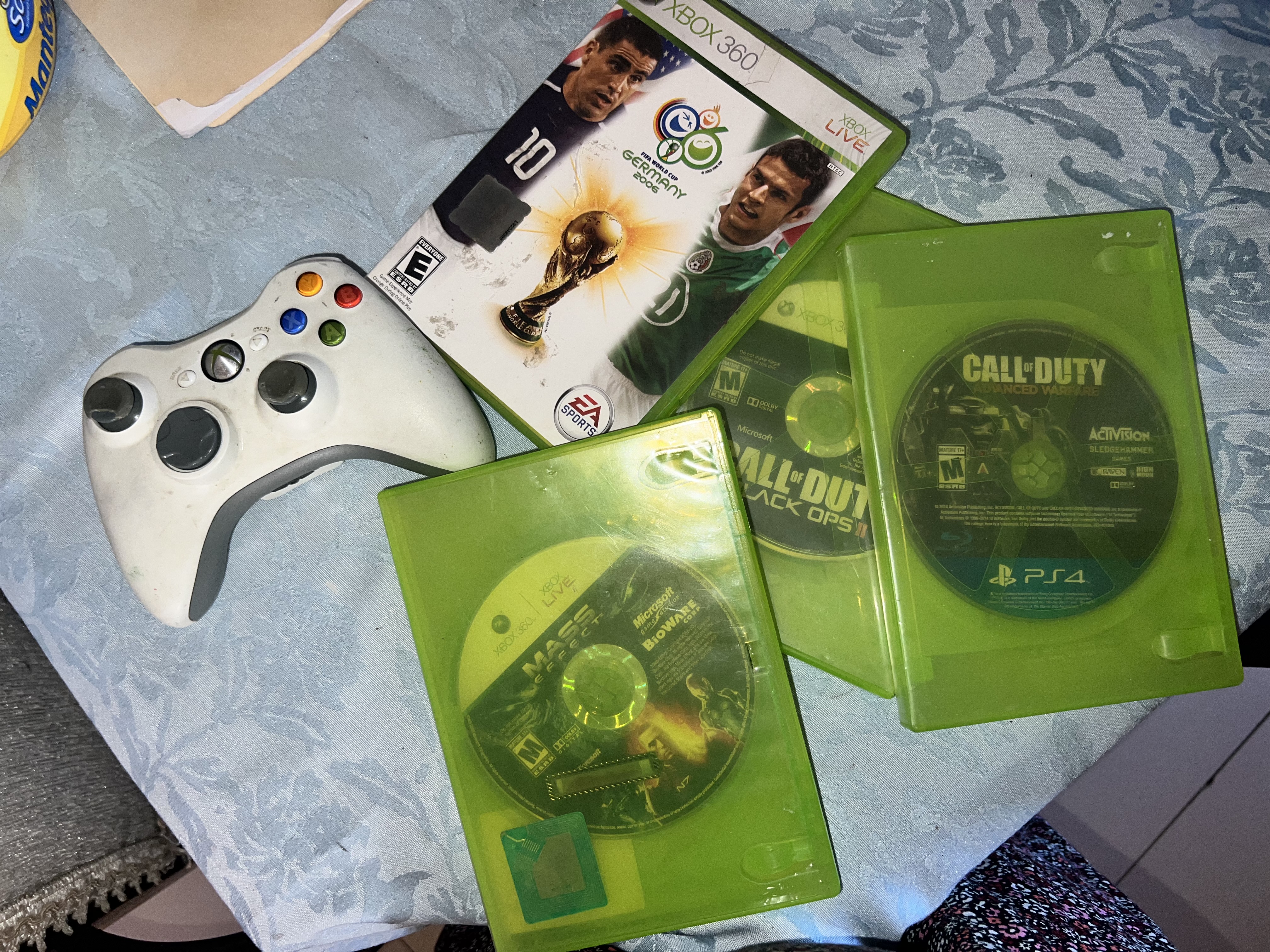 consolas y videojuegos - Xbox 360 con sus cables un control y 4 juegos 2