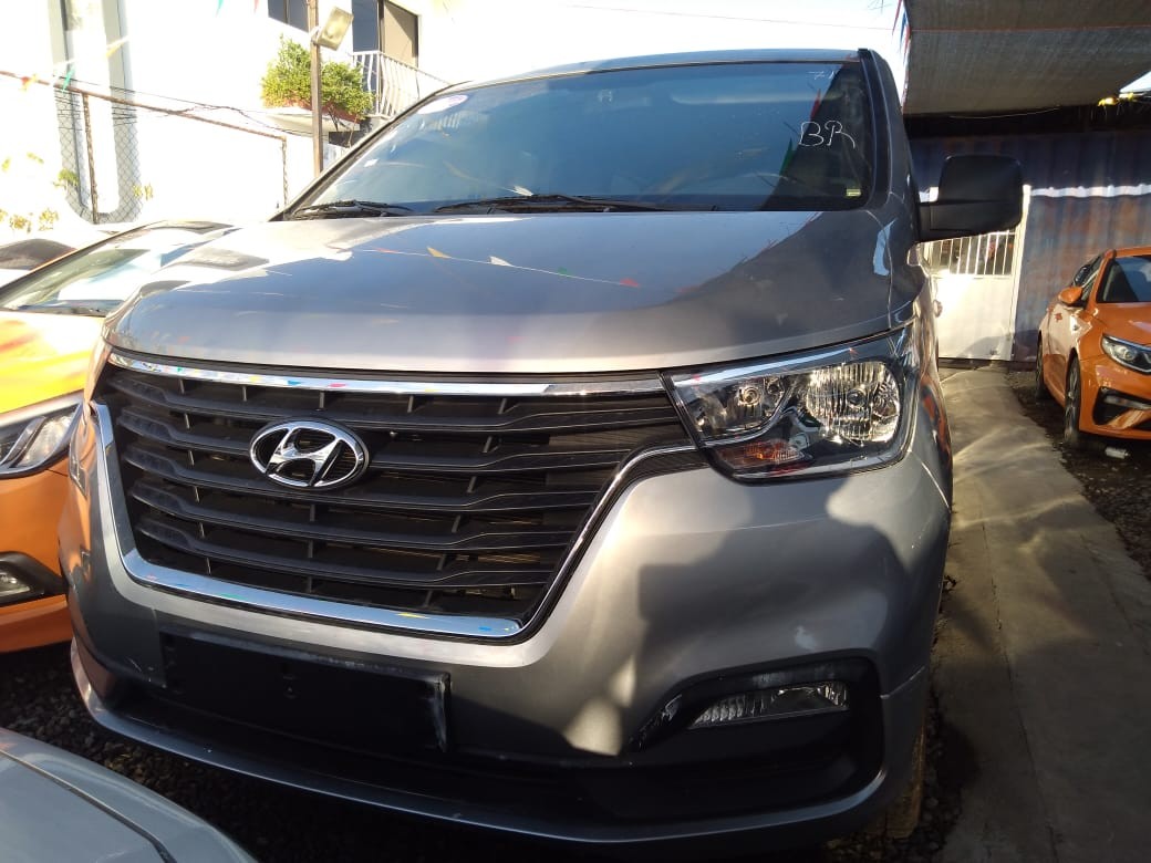 jeepetas y camionetas - HYUNDAI GRAND STAREX CAJA NUEVA 2018 GRIS 
