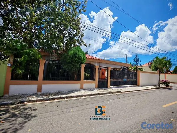 casas - Se vende amplia casa DE ESQUINA en la Entrada del  1