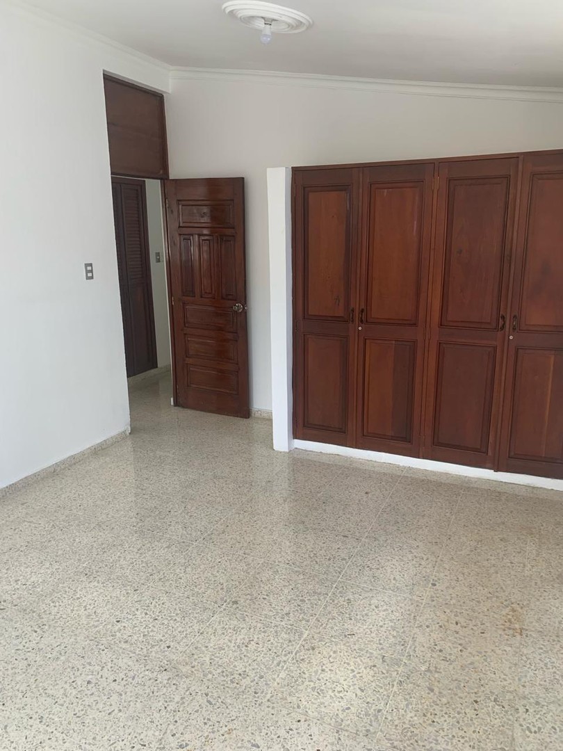 casas - Alquiler Amplia Casa de 4 Habitaciones, 2 niveles, Mirador Sur, Santo Domingo 2