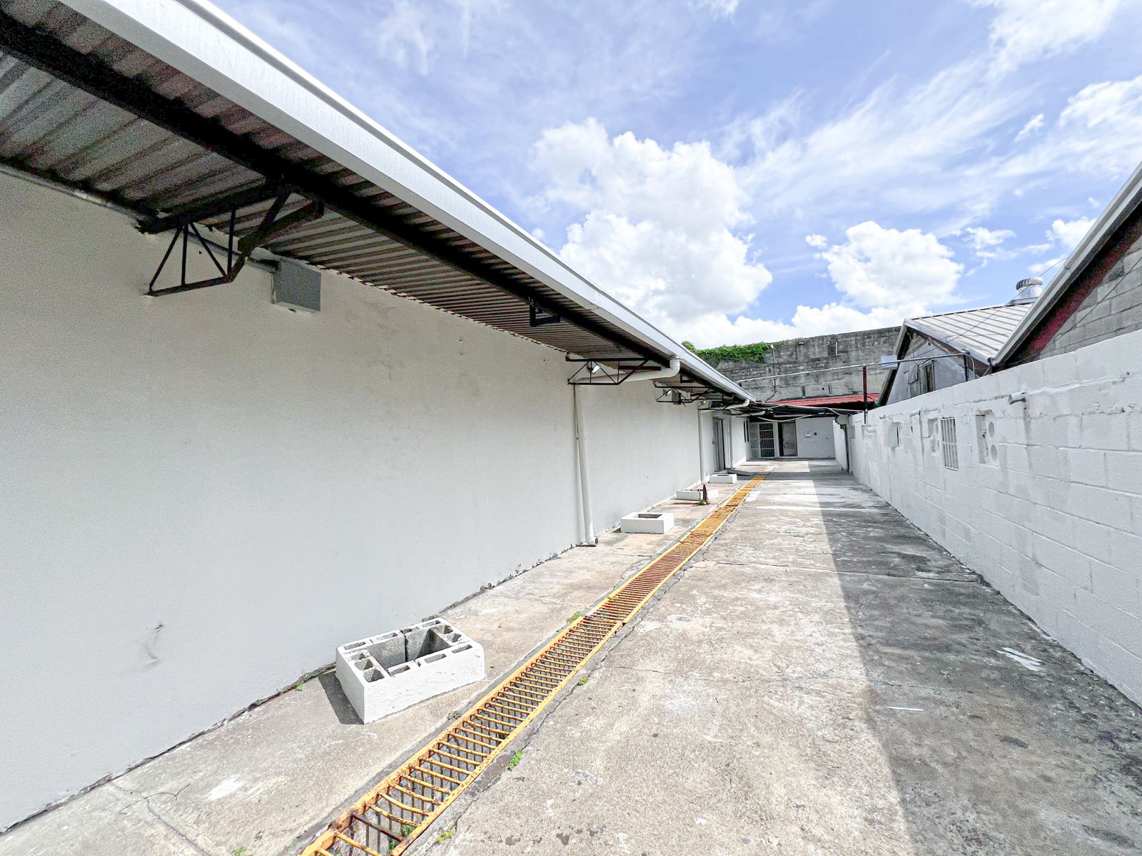 oficinas y locales comerciales - 🔵 Alquilo Nave 3,600 mts en herrera  Av Luperon  7