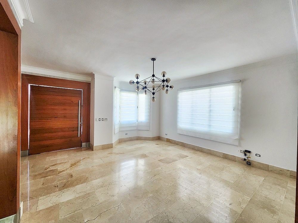 casas - Casa en alquiler en Villa María, Santiago, cerca de todo 9