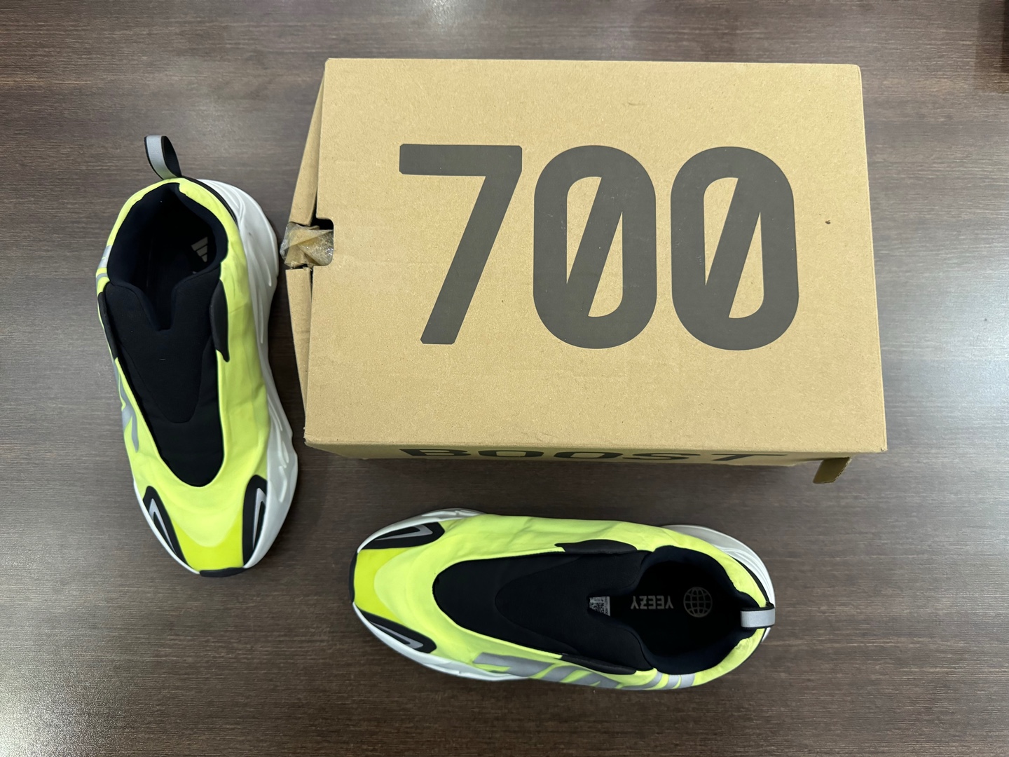 zapatos para hombre - Vendo Tenis Adidas Yeezy 700 MNVN Neon, Size 9.5 Originales RD$ 7,500 NEG